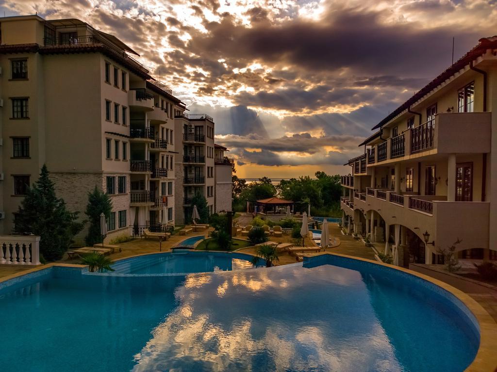 The Cliff Beach Apartments Обзор Екстериор снимка