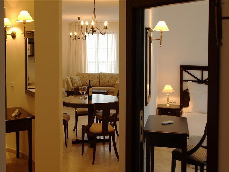 The Cliff Beach Apartments Обзор Екстериор снимка