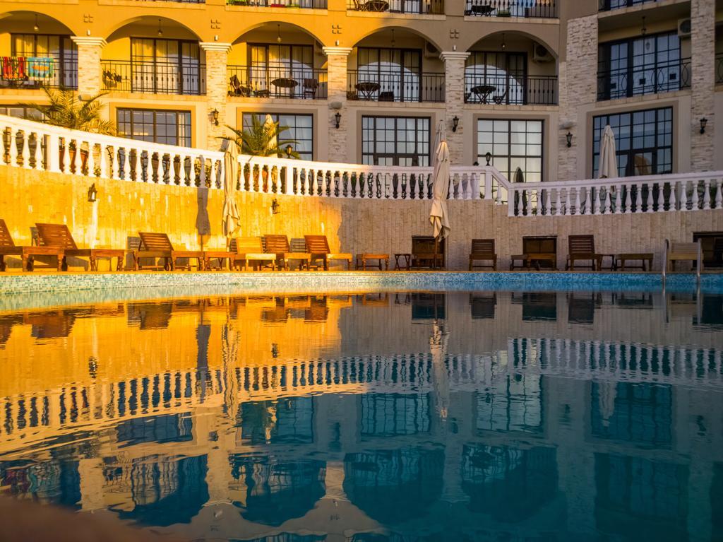 The Cliff Beach Apartments Обзор Екстериор снимка
