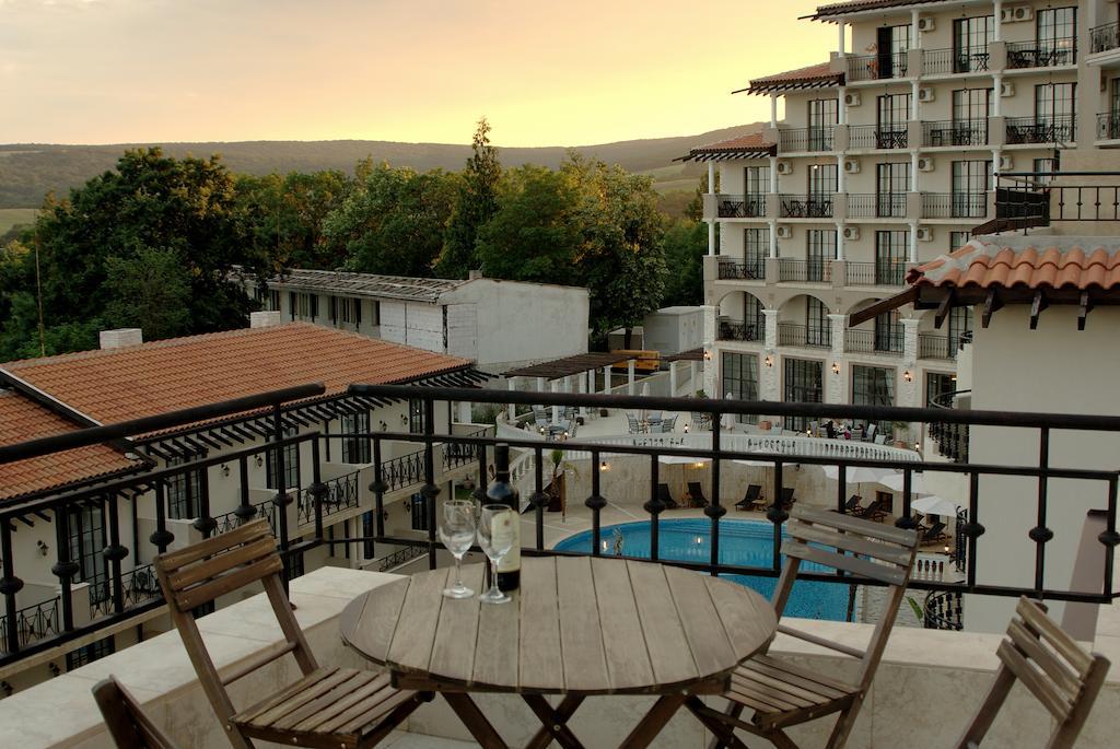 The Cliff Beach Apartments Обзор Екстериор снимка